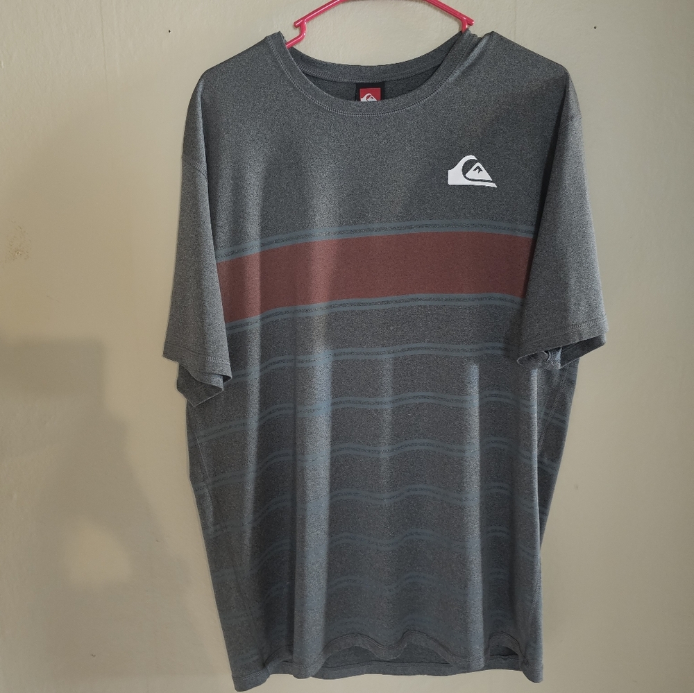 Quiksilver Men's Charcoal and Maroon Tee